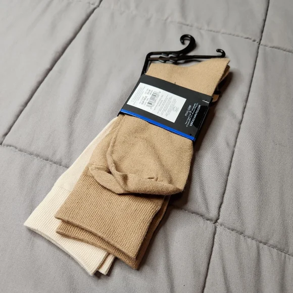 Vince Camuto 2-Pack Socks - Picture 3 of 4